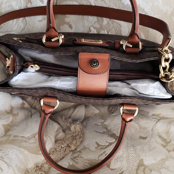 Michael Kors handbag. NWT. 15"w x 11 3/4" has handles and shoulder strap.$120 - Picture 2 of 5